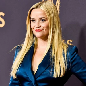 Trang phục thảm đỏ của Reese Witherspoon tại Emmy 2017 nói lên điều gì?