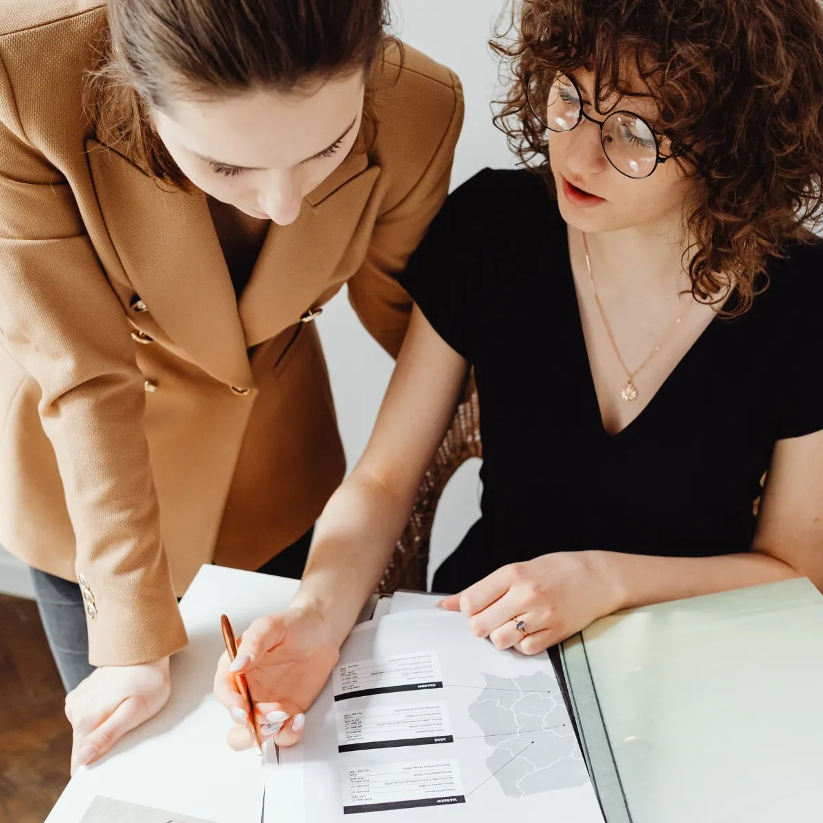 hai cô gái thảo luận về công việc_