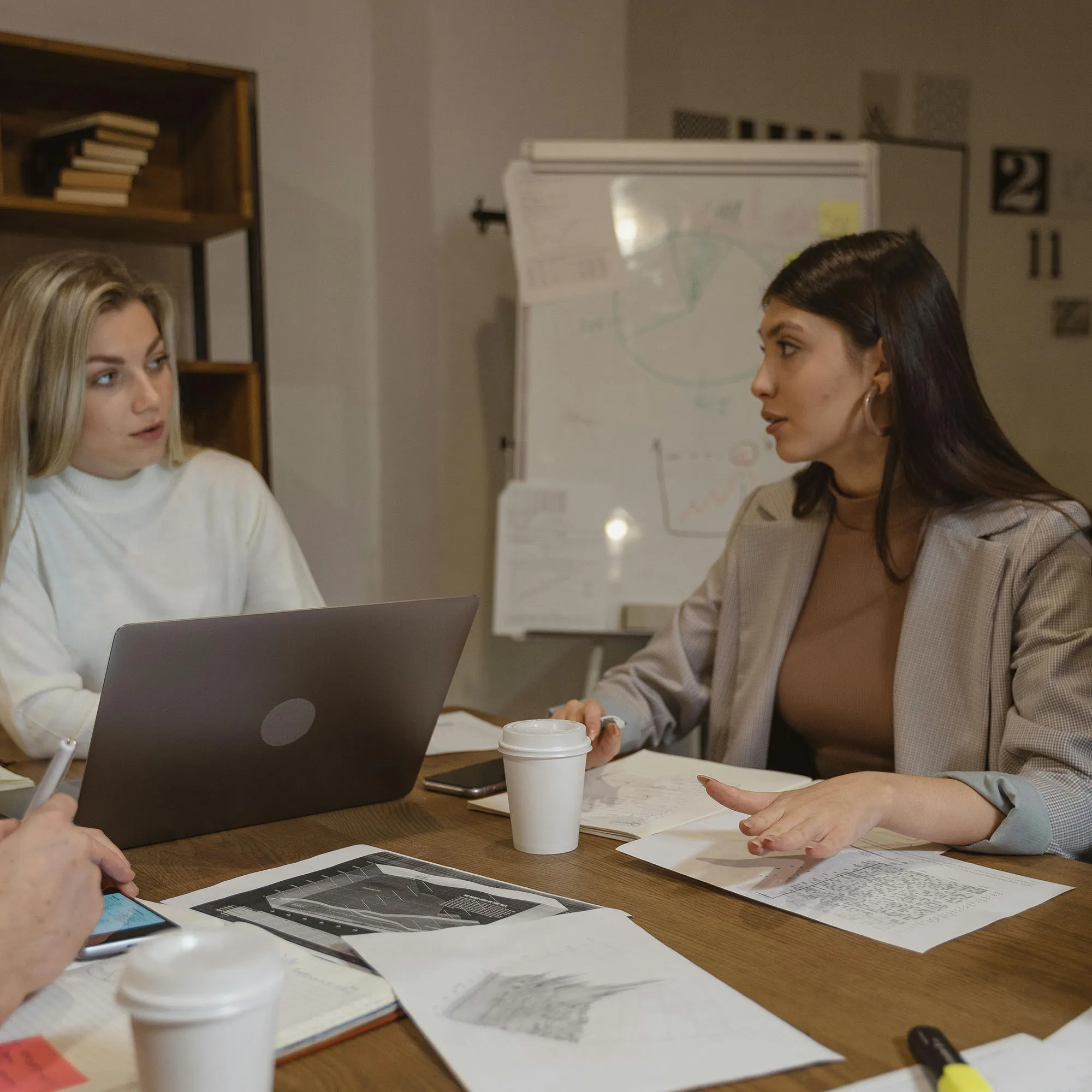 nữ nhân viên tóc nâu đang trình bày ý tưởng