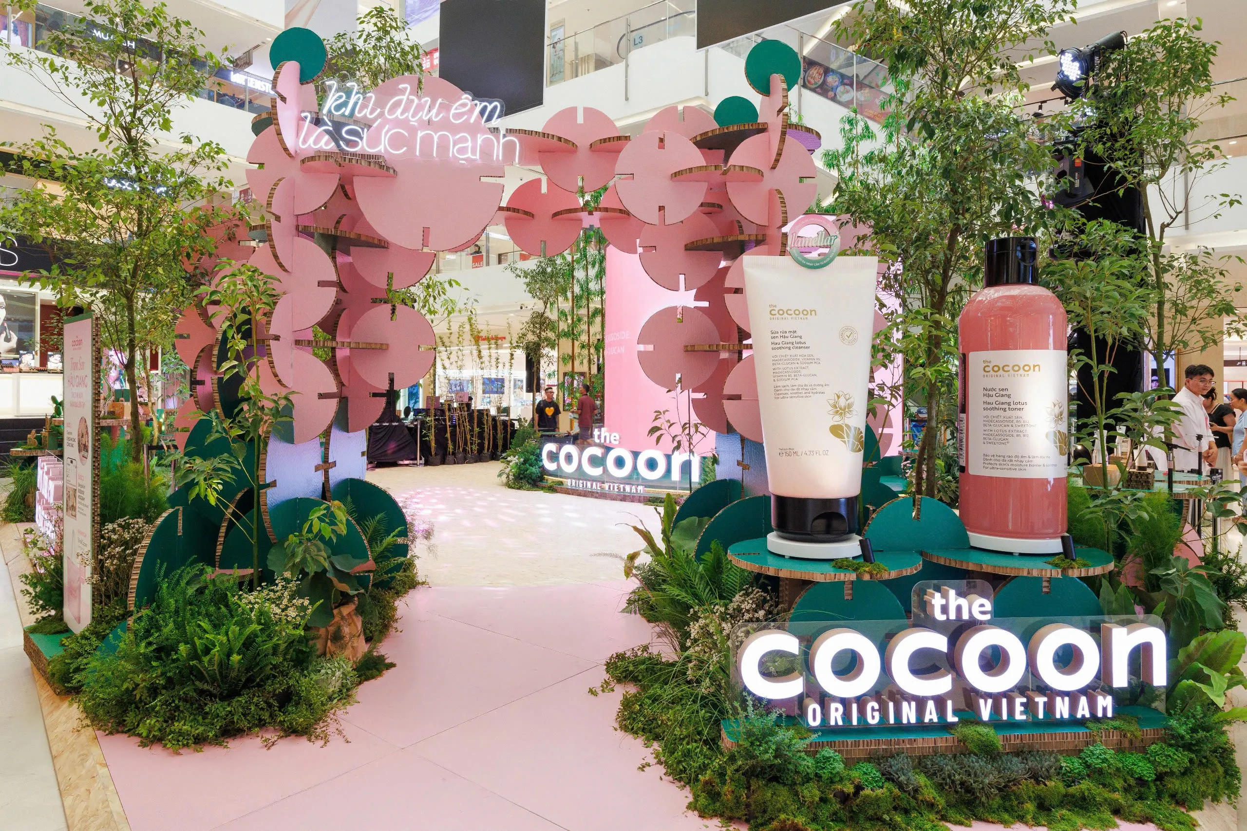 cổng chào làm bằng giấy tại sự kiện "Khi dịu êm là sức mạnh" của Cocoon