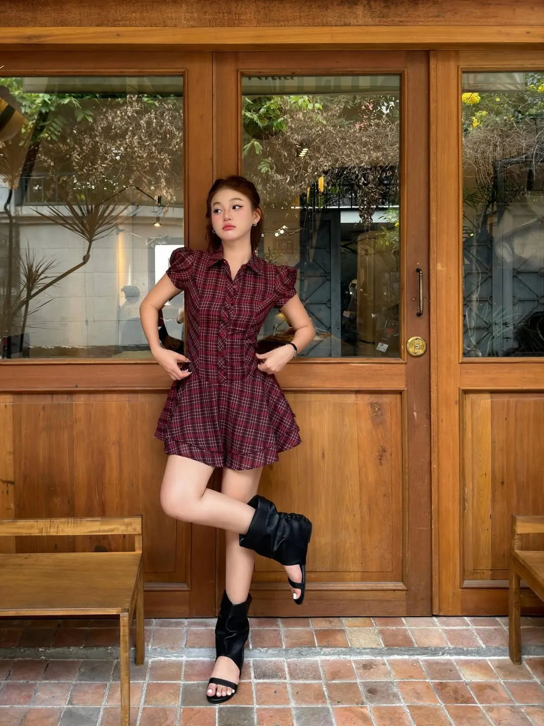 Đầm tay bồng phối cổ sơ mi - sự giao thoa giữa nét mạnh mẽ của cổ Đức và sự mềm mại của cầu vai phồng.