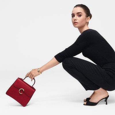 Lily Collins và chiếc túi Panthère de Cartier màu đỏ