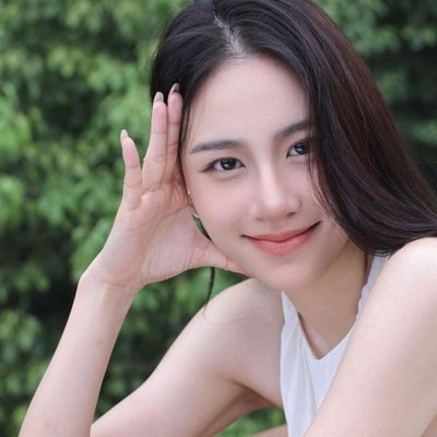 Cô gái mái tóc dài ngồi chống tay lên mặt