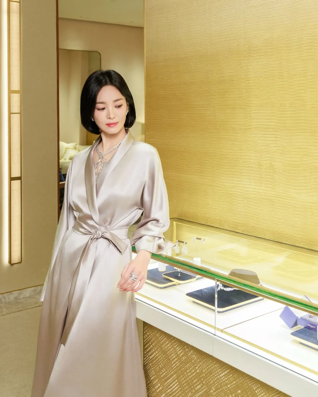 Song Hye Kyo mặc váy dạ hội lụa satin