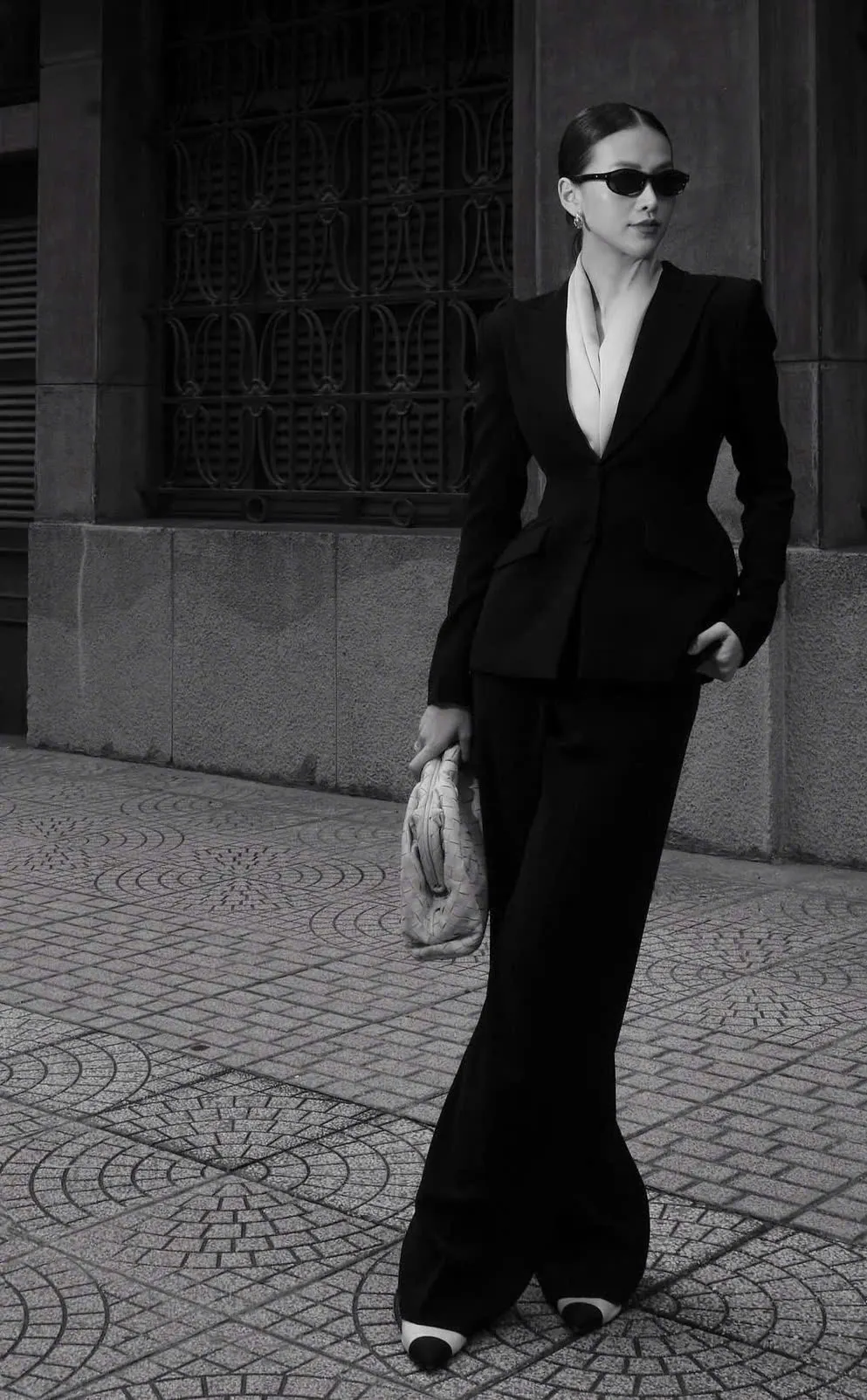 Suit nữ đen cách tân