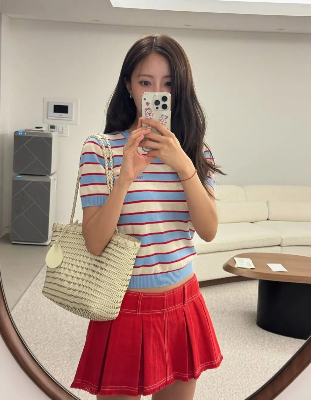 Áo kẻ sọc và váy <mark class=