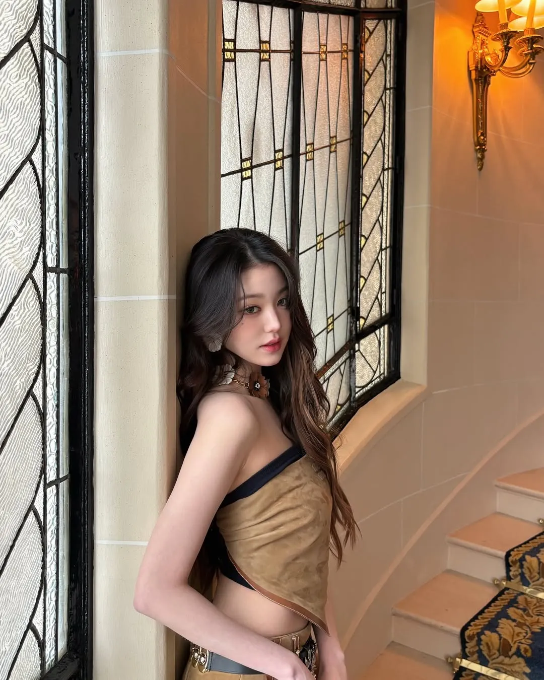 wonyoung diện outfit đi biển cùng xu hướng scarf top