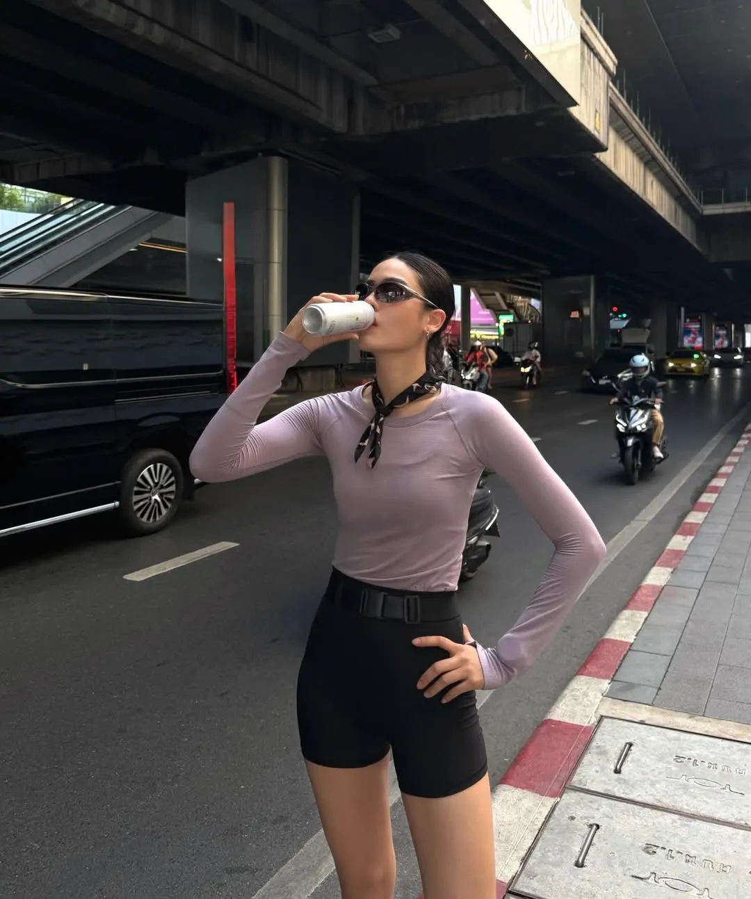 Phối đồ tập "lệch tông" thông minh với quần đen cạp cao và áo màu trendy, định nghĩa lại sự tự tin của phụ nữ hiện đại.