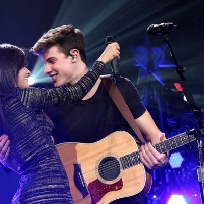 shawn và camila ôm nhau trên sân khấu