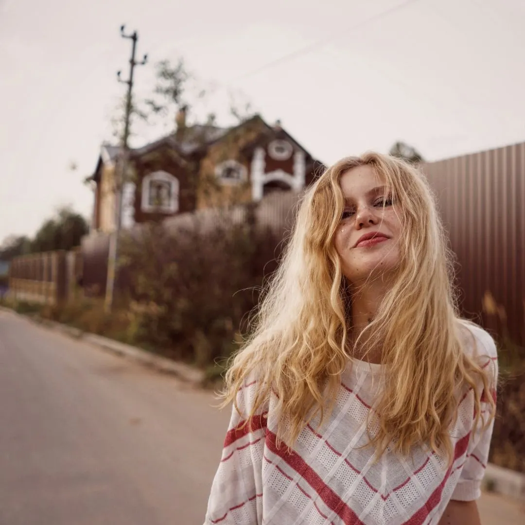 cô gái tóc xoăn vàng tử vi ngày 12/2/2026