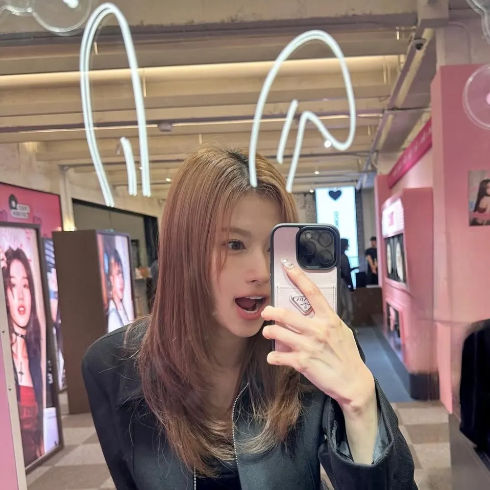 Sana (TWICE) nhuộm tóc màu nâu trà sữa và selfie trước gương