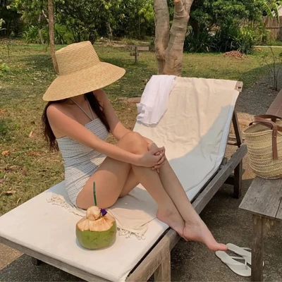 cô gái ngồi bên ghế đệm