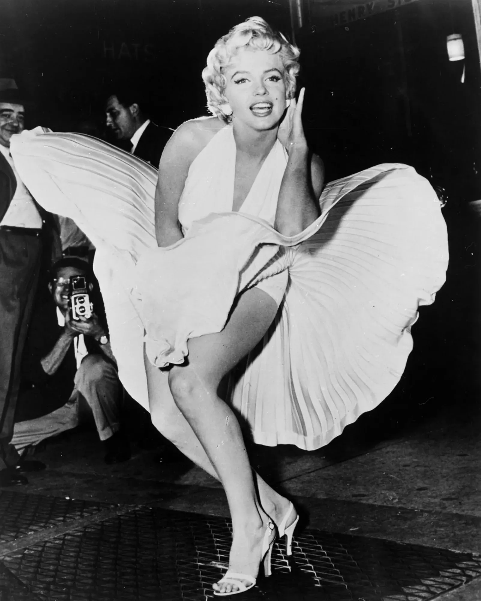 Marilyn Monroe váy cổ yếm