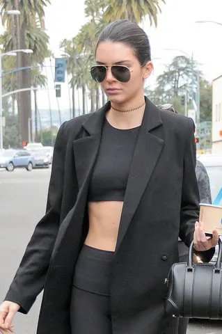 Những kiểu vòng choker thời thượng được các sao yêu thích - ELLE VN