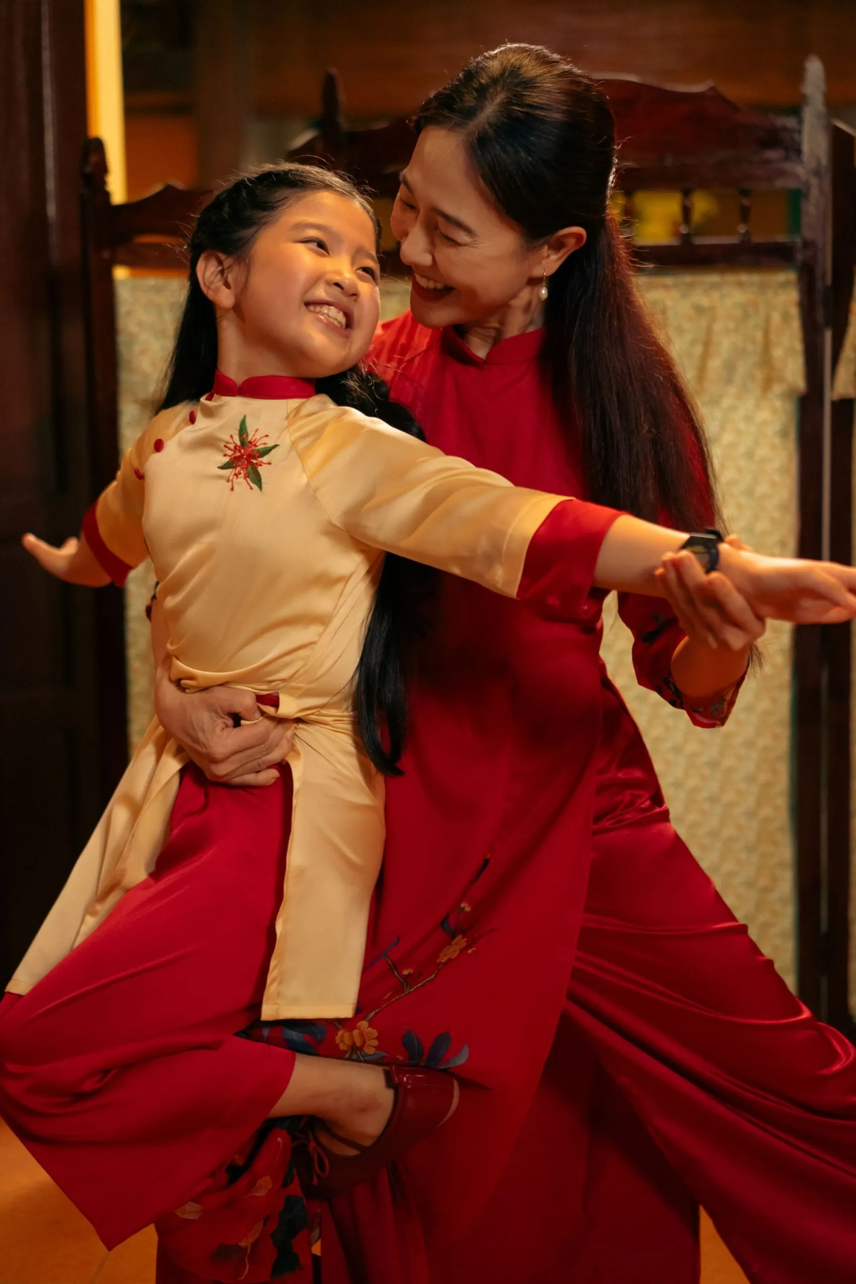 Hình ảnh hai mẹ con cùng nhau múa trong cá khúc Biết Thương Mình Hơn