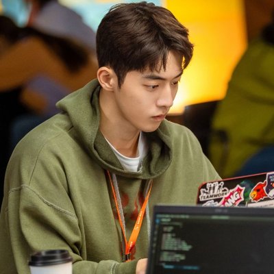nam joo hyuk áo xanh lá