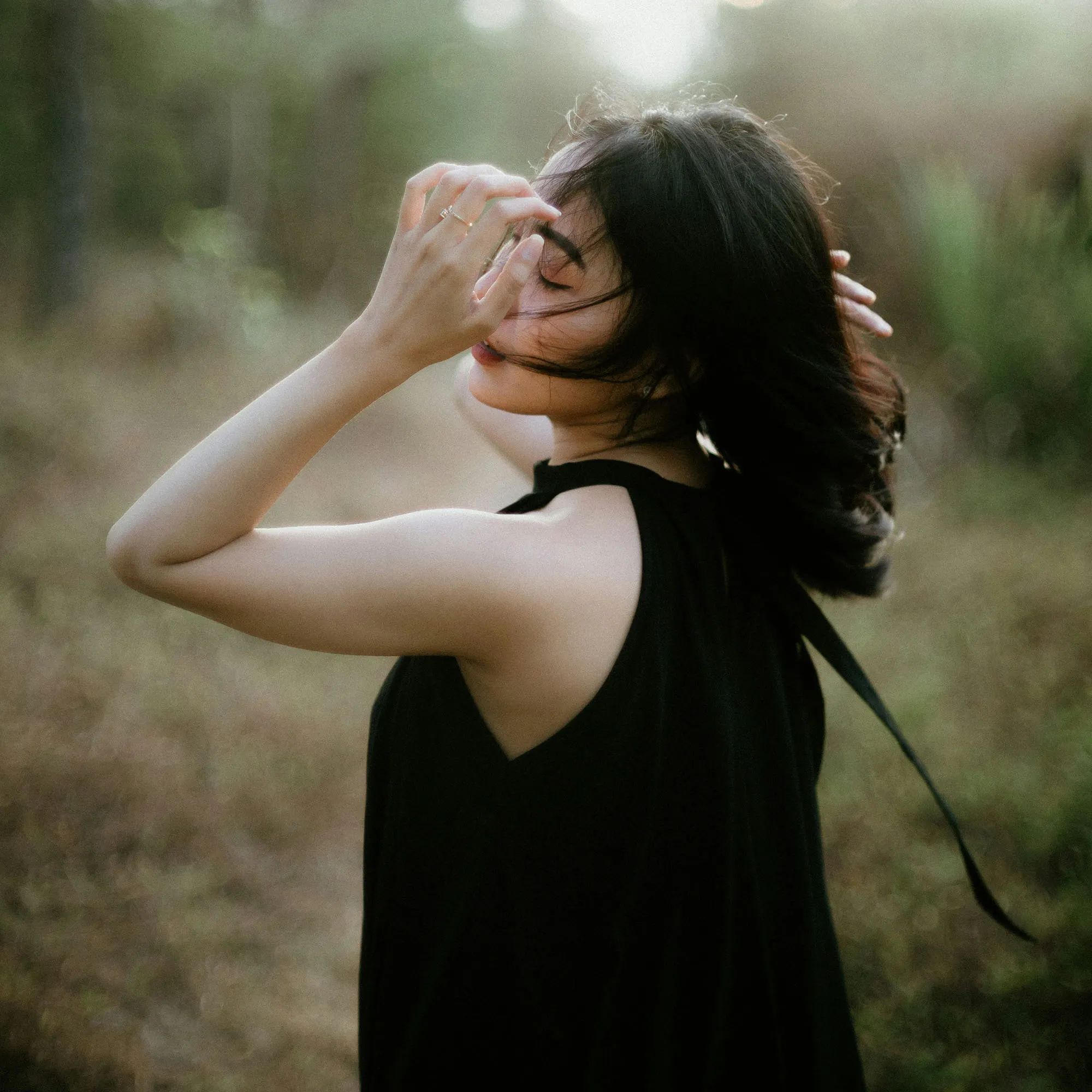 cô gái áo đen dùng mẹo tâm lý học để giảm overthinking