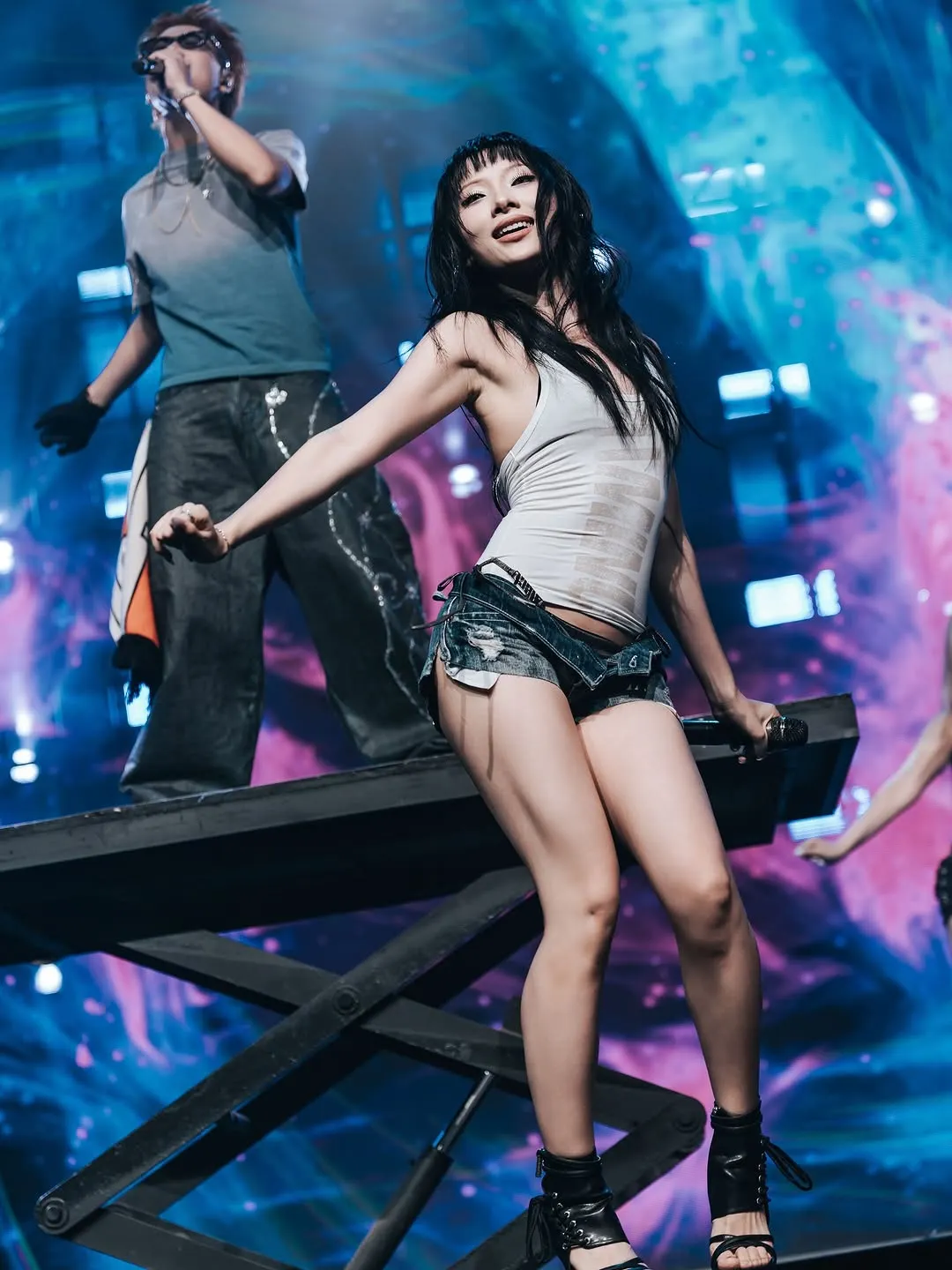 quần shorts denim phối áo ba lỗ