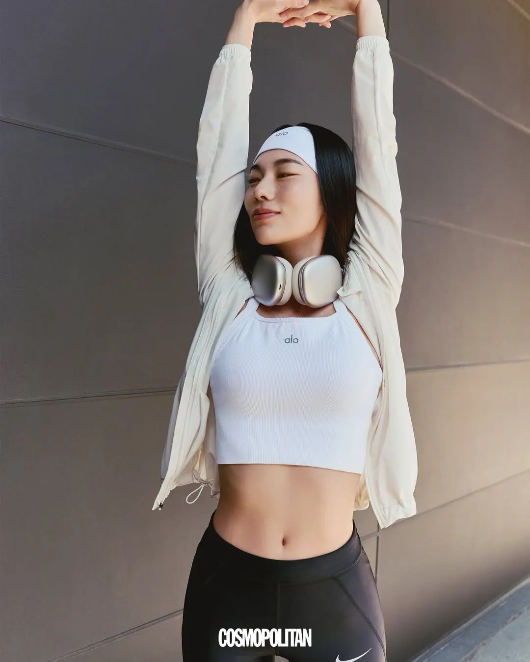 Tai nghe màu be là lựa chọn àng đầu cho các tín đồ đam mê thời trang thể thao. (Ảnh: @cosmopolitan)