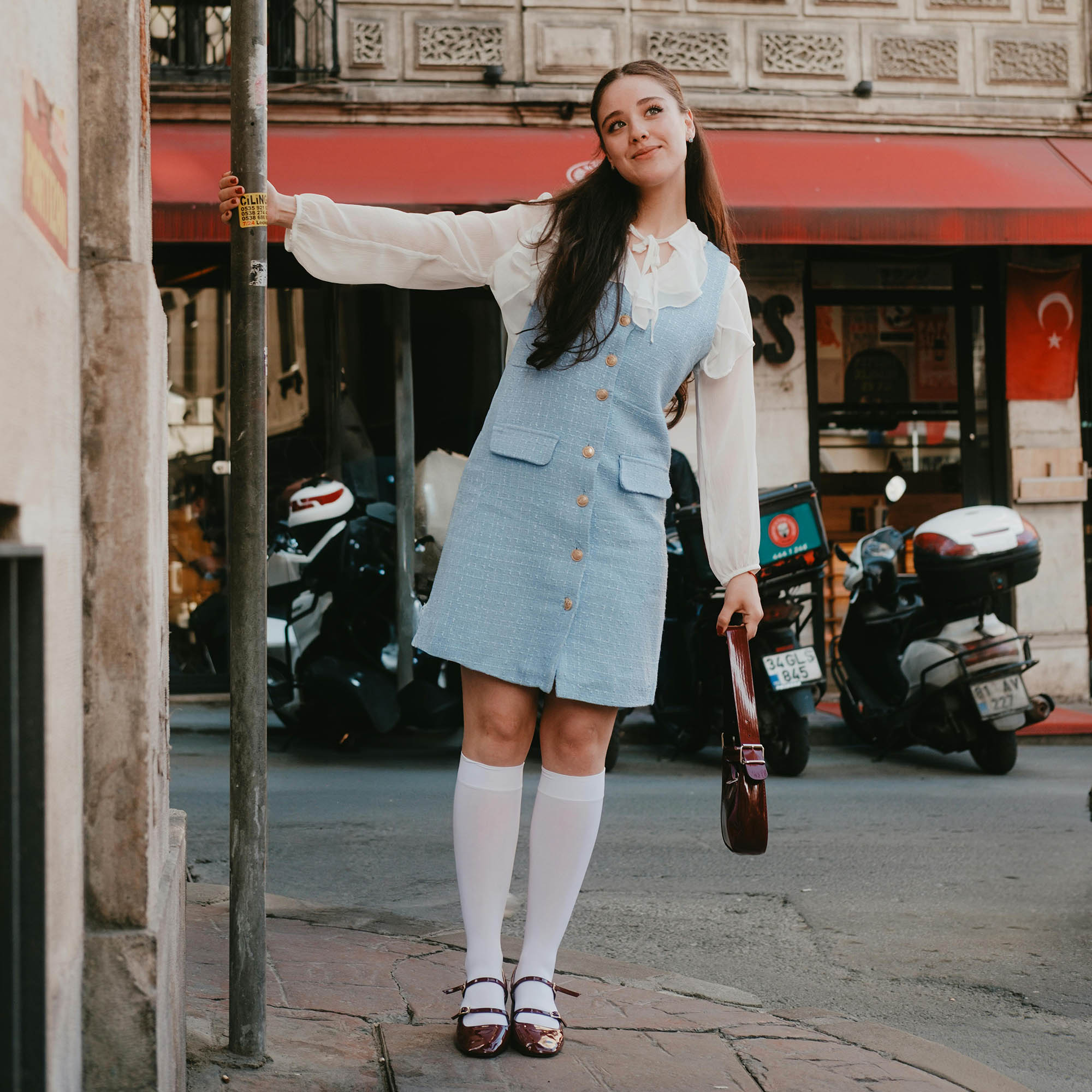 cô gái mặc đầm xanh tận hưởng cuộc sống