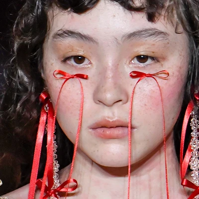 giọt lệ hình nơ - BST Thu Đông của nhà thiết kế Simone Rocha tại show diễn thời trang London 2023