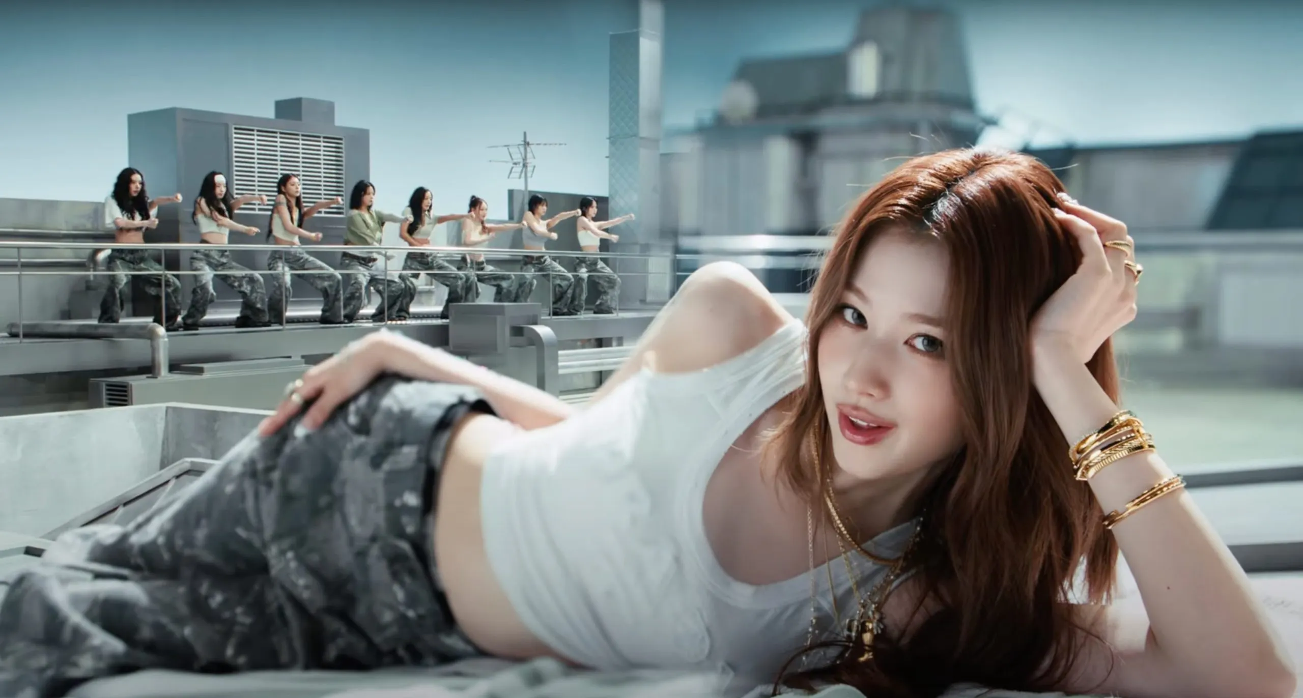 Sana TWICE cùng gu thẩm mỹ Y2K trong "This Is For"