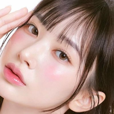 cô gái da trắng nghiêng đầu, cơ hàm
