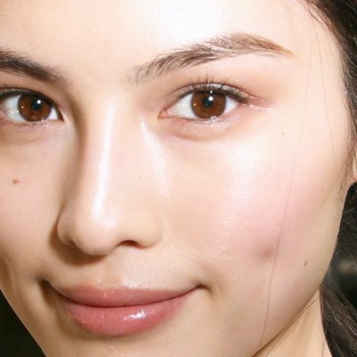 Nếu có một làn da nhạy cảm với Vitamin C hay Retinol, bạn có thể nghĩ đến thành phần Niacinamide để thay thế. Ảnh: Girls Channel.