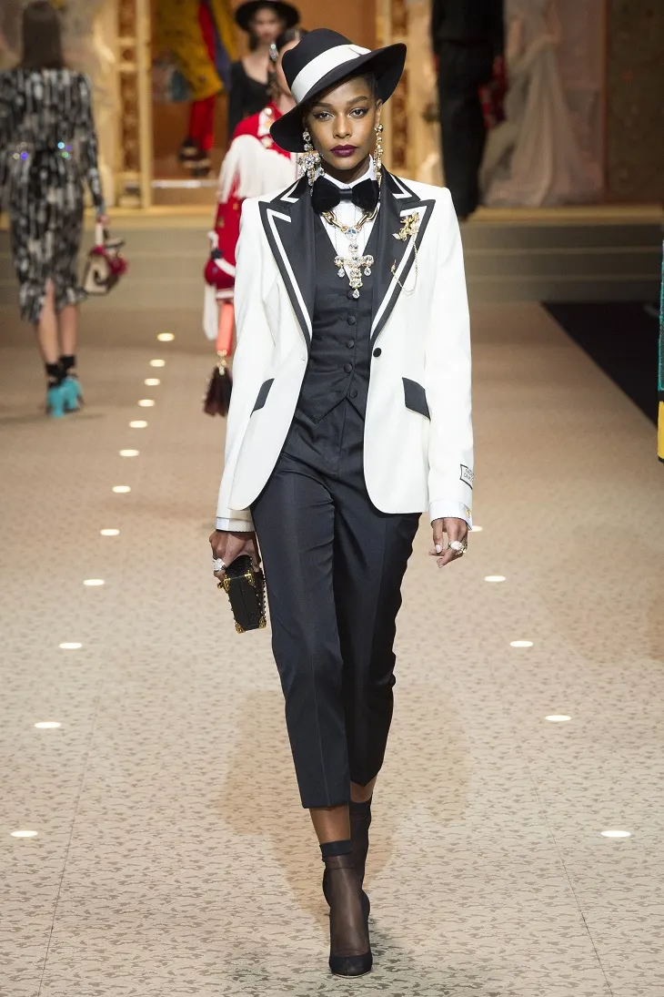 ELLE Việt Nam - Dolce & Gabbana hòa vào cuộc chơi công nghệ với bộ sưu tập Thời trang Tín ngưỡng (26)