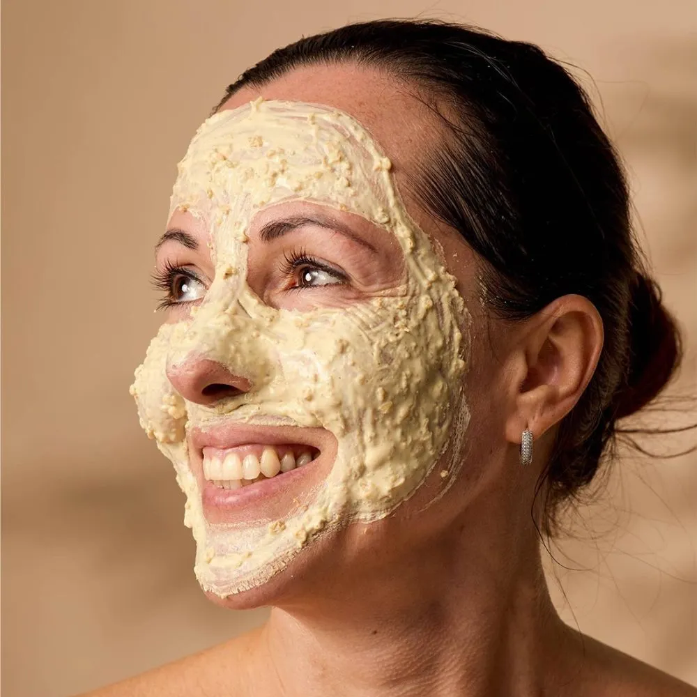 Hình ảnh cô gái với mặt nạ Porridge của Lush.