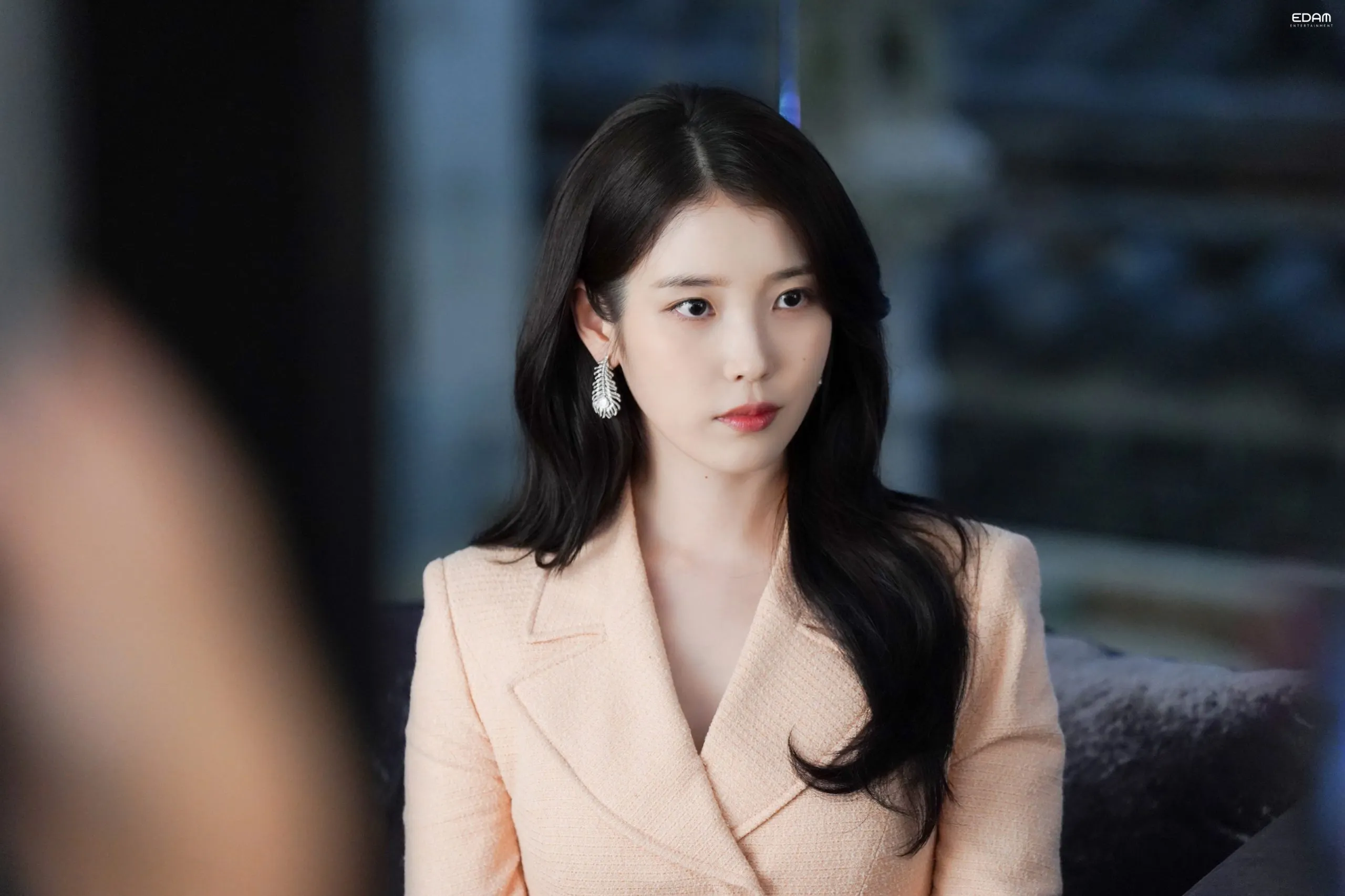 ELLE-PHONG-CACH-THOI-TRANG-IU-PERFECT-CROWN-PHIM00025
