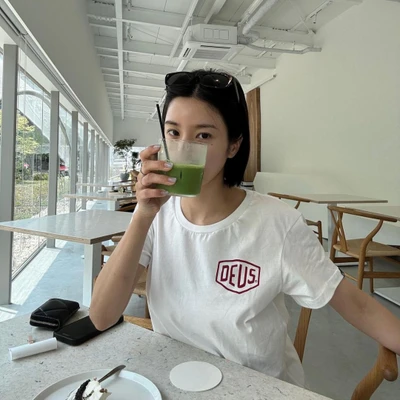 Nữ idol Hàn Quốc Kwon Eun Bi cầm ly nước ép rau củ.