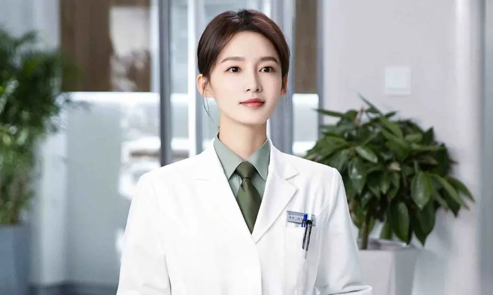 Nữ diễn vien mang đồng phục bác sĩ trong phim Quân Trang Thân Yêu
