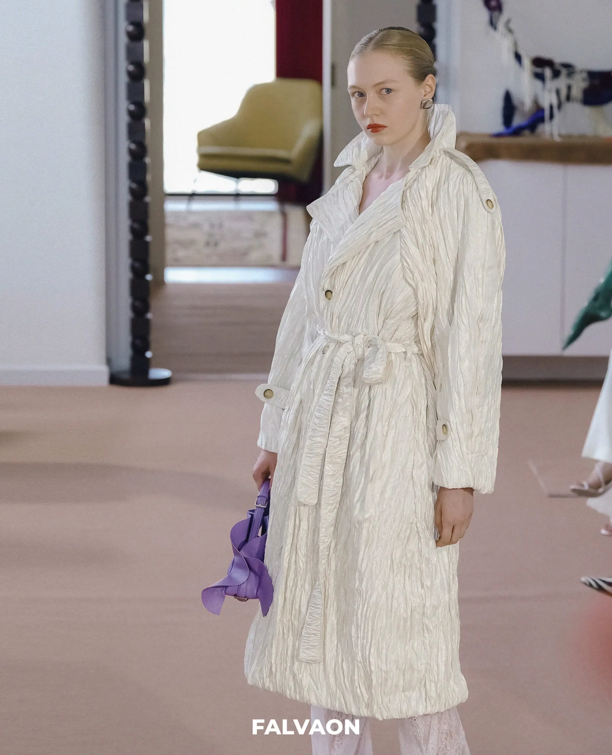 Mẫu áo khoác dáng dài với bề mặt vải xử lý dập nhăn tỉ mỉ tạo nên hiệu ứng thị giác như những vân gỗ cổ thụ bền bỉ qua năm tháng.