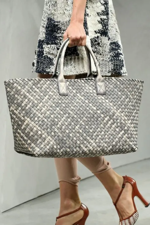 Chiếc túi Cabat được fashionista Việt gọi vui là chiếc túi đan nong mốt hàng hiệu. 