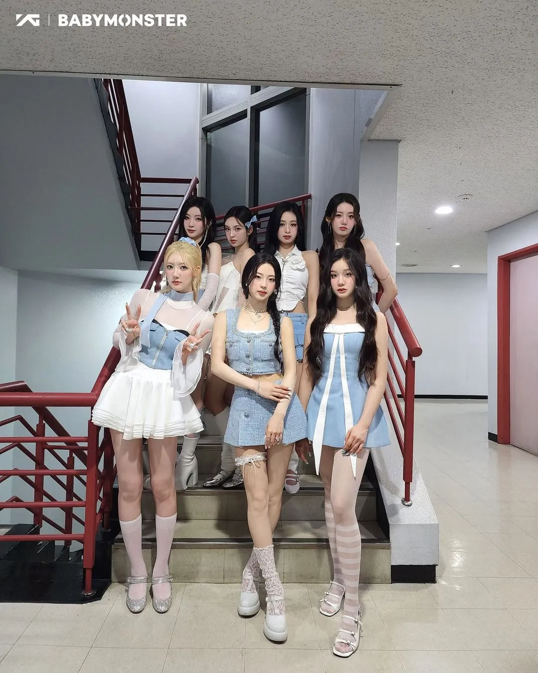 LSOUL được nhóm nhạc tân binh BABYMONSTER yêu thích, thể hiện qua phong cách đồng phục tông xanh – trắng ngọt ngào.