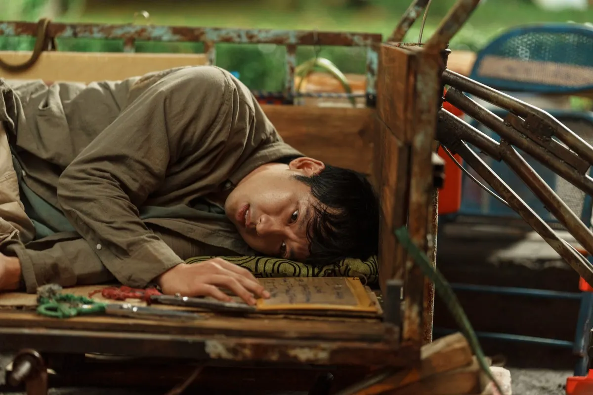 Tuấn Trần nhanh chóng chinh phục đạo diễn bằng khả năng nhập vai và chiều sâu cảm xúc.