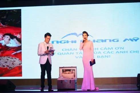 Phần đấu giá từ thiện vô cùng hấp dẫn và gay cấn