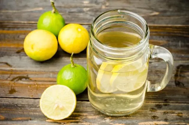 Chanh chứa các chất làm se giúp thắt chặt những lỗ chân lông trên da đầu bạn, hạn chế việc tóc dễ gãy rụng