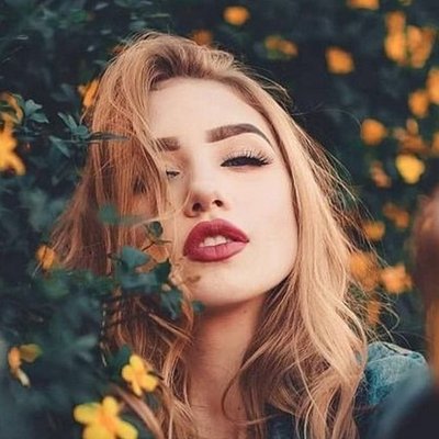 cô gái cầm chai nước hoa mùa thu ft01a