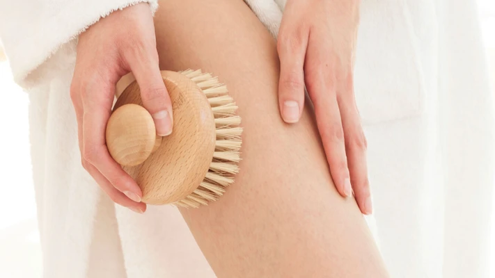 chăm sóc da tại nhà bằgn bàn chải thô
