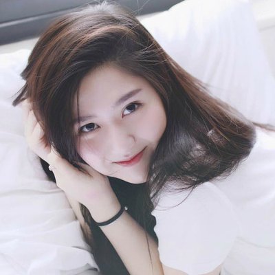 axit béo thiết yếu Hà My nằm trên giường trắng mỉm cười