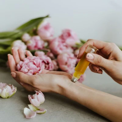 Cô gái thoa nước hoa lên cổ tay