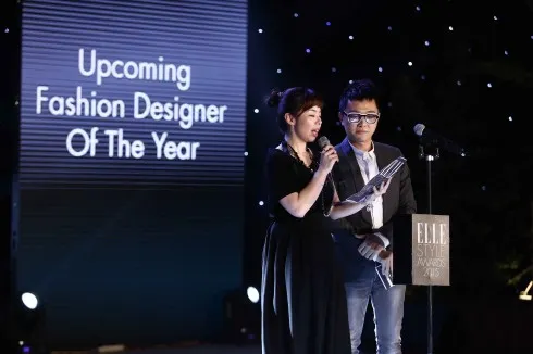 Công Trí cùng biên tập viên của ELLE Nhật lên công bố kết quả