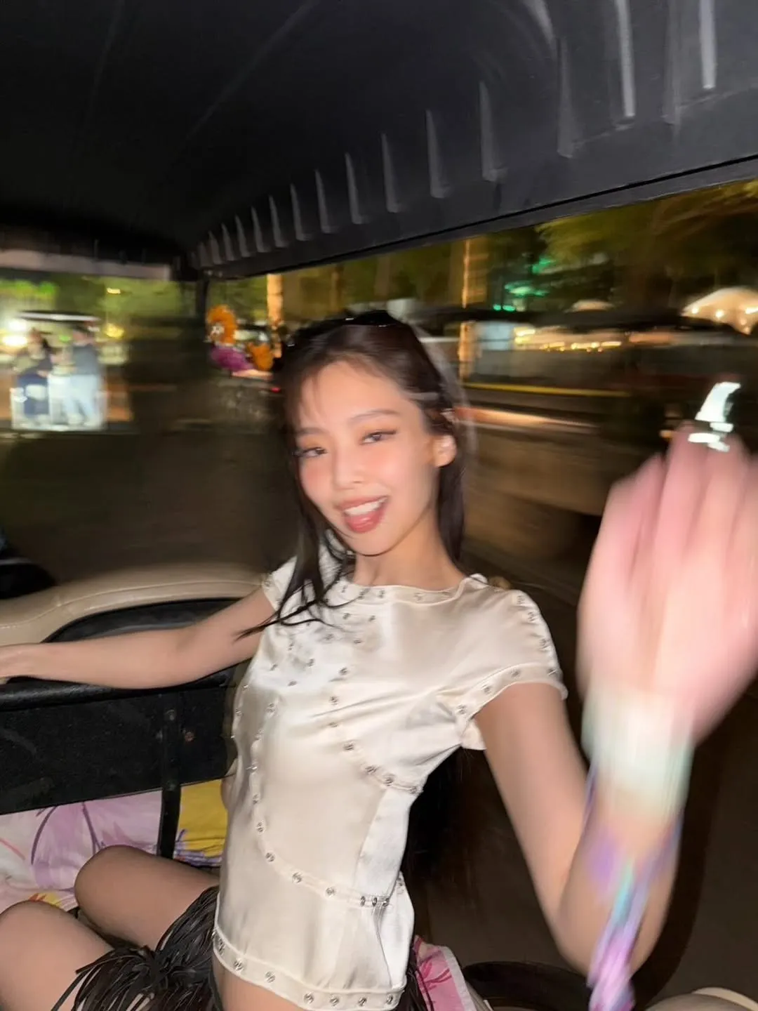 jennie diện áo lụa 