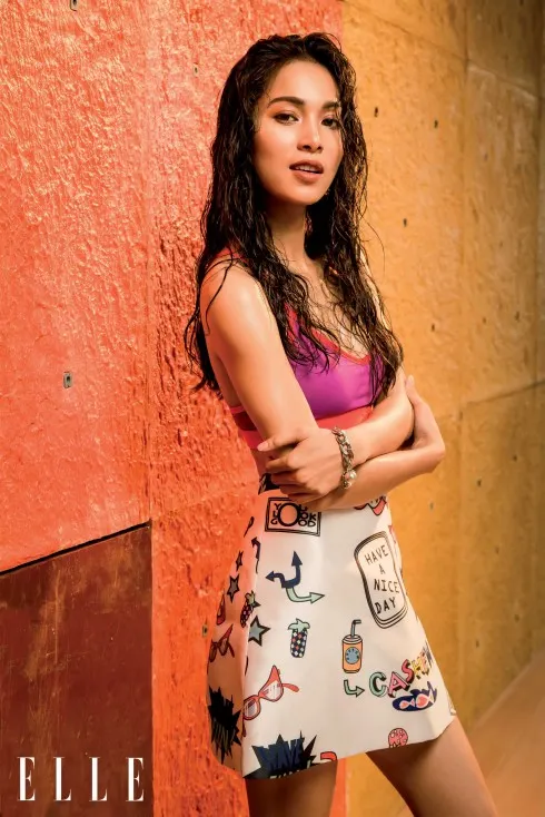 Nhung Kate Áo Nike, Váy Cashew, Vòng tay Her