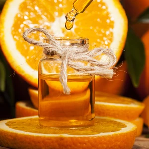 lọ nước hoa và những quả cam
