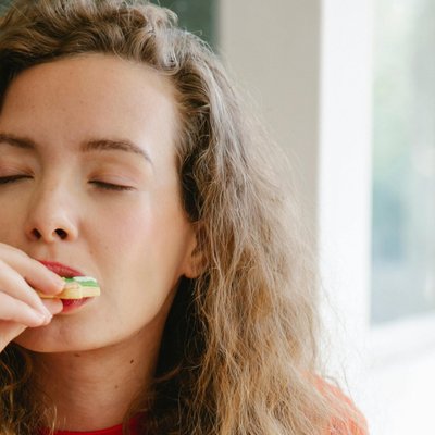 cô gái đang ăn thực phẩm giúp bảo vệ răng miệng