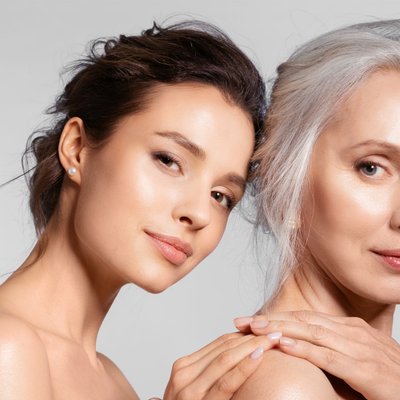 lão hóa-hai người phụ nữ hai thế hệ da đẹp