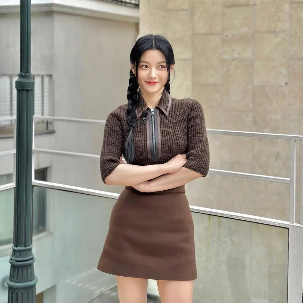 kim yoojung trong ộ váy màu nâu